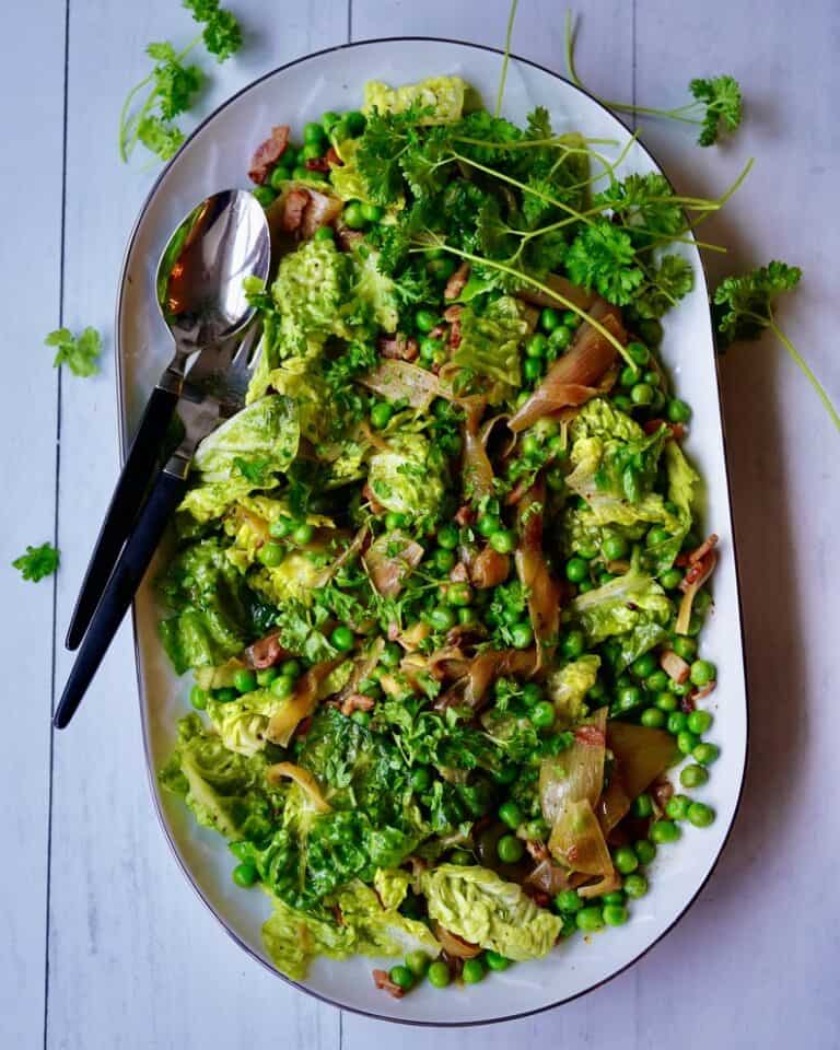 Ærter Francaise - en lækker lun salat med ærter, løg og sprøde bacontern.