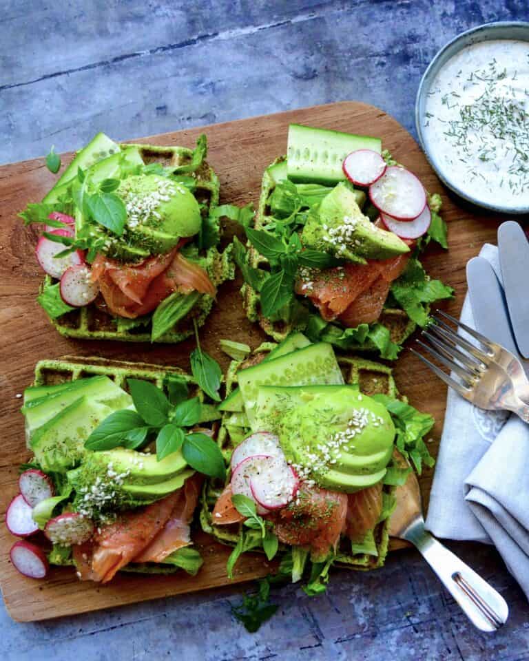 Broccolivafler med røget laks og avocado
