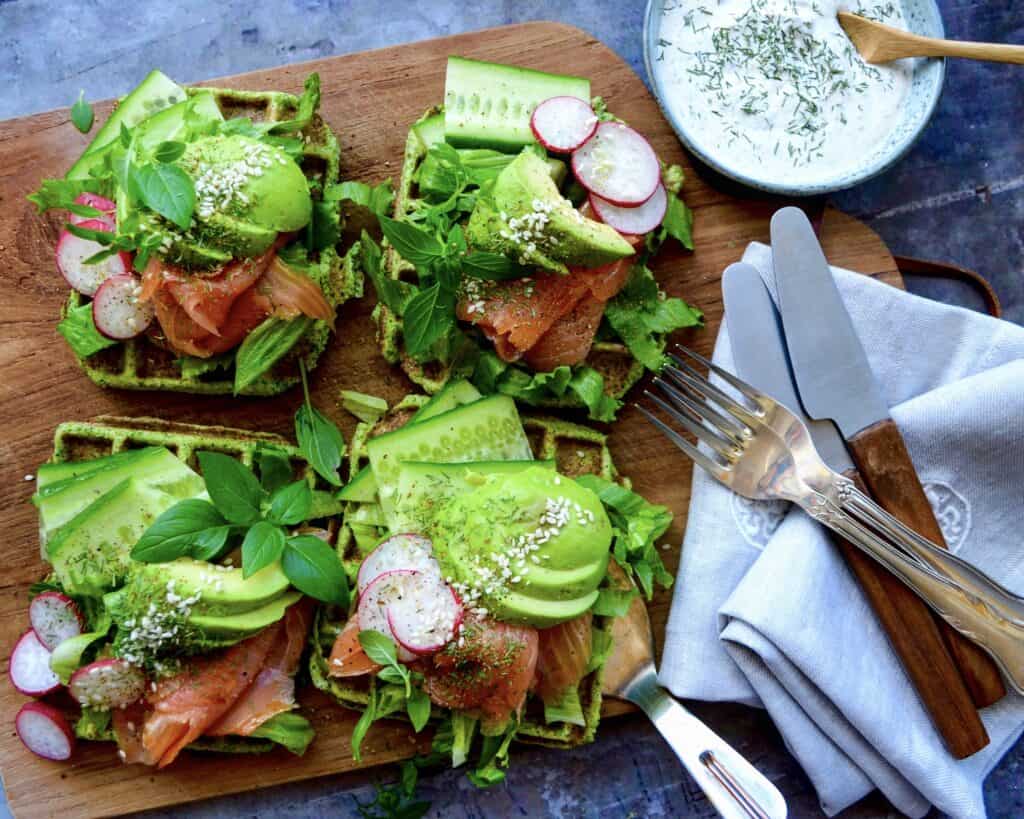 Broccolivafler med laks og acocado