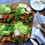 Broccolivafler med laks og acocado