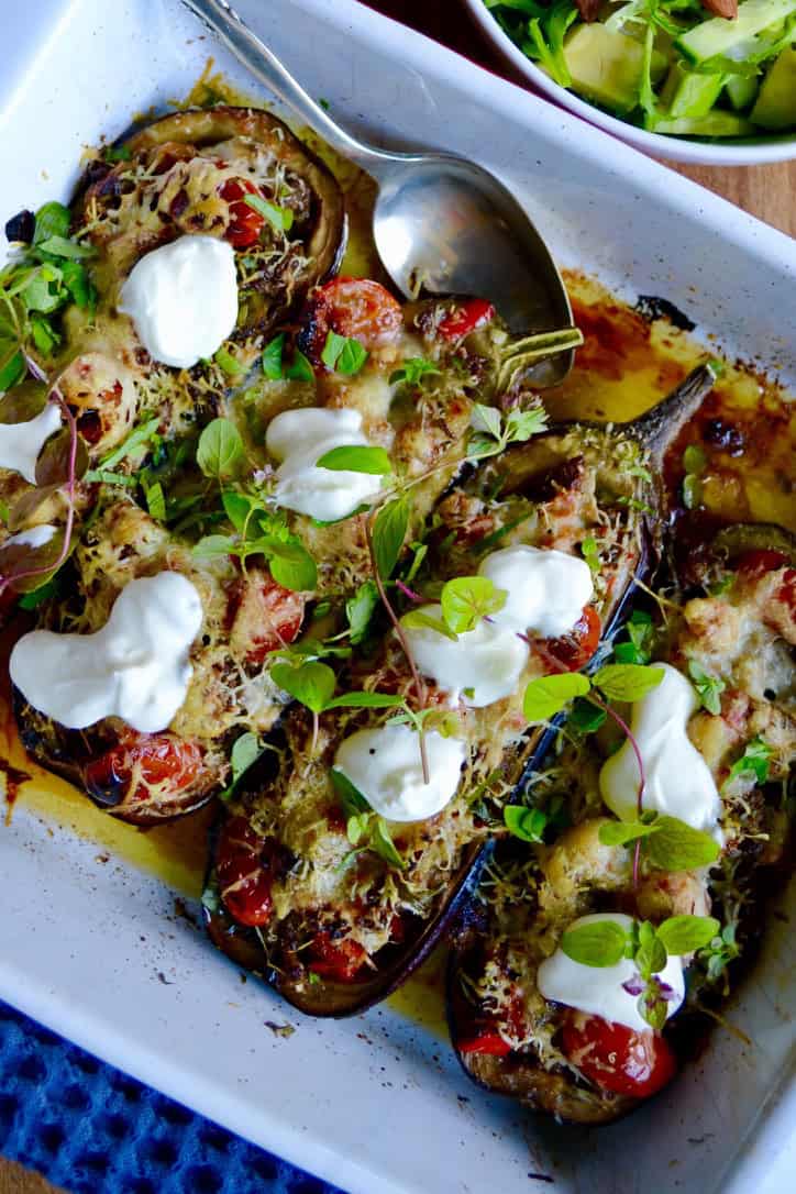 Fyldte auberginer - Bagte auberginer med hakket kød, grøntsager og ostegratinering.