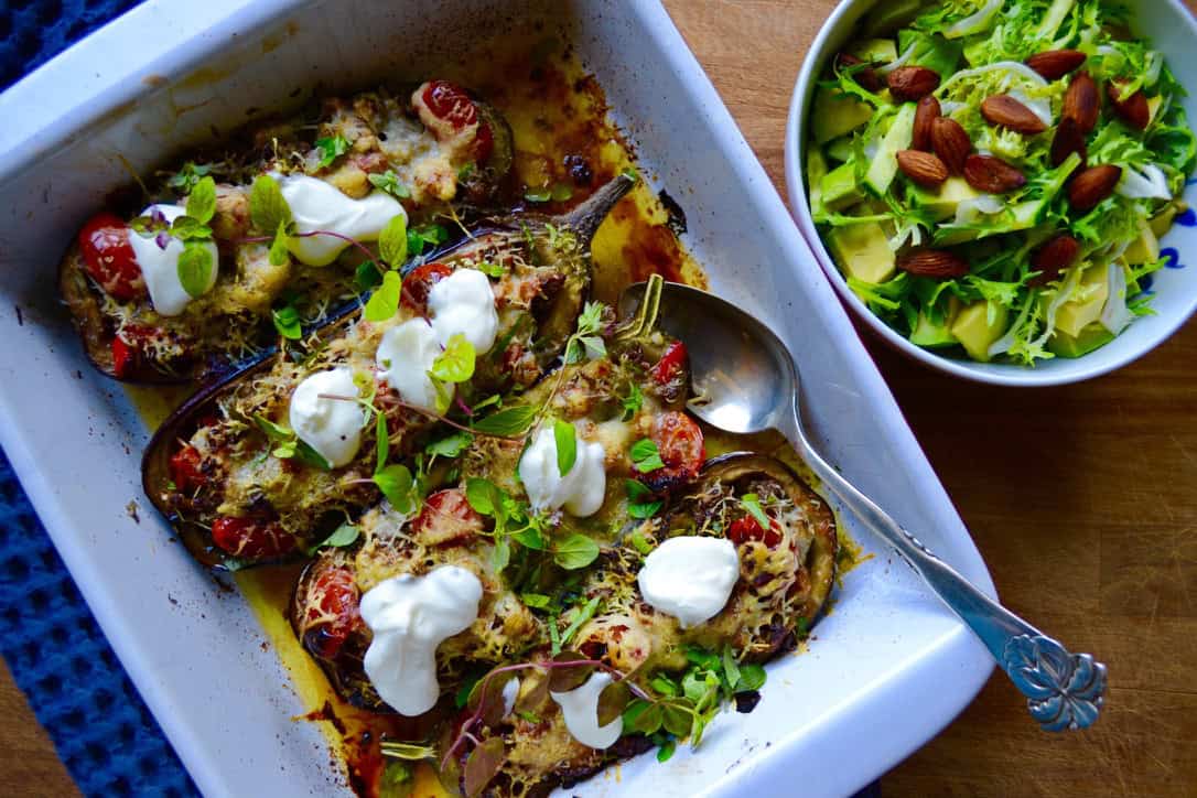 Fyldte auberginer - Bagte auberginer med hakket kød, grøntsager og ostegratinering.