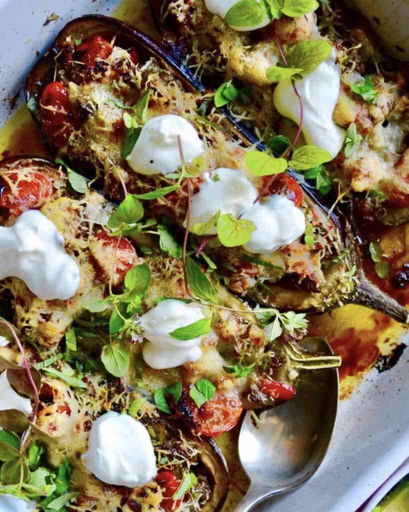 Fyldte auberginer - Bagte auberginer med hakket kød, grøntsager og ostegratinering.