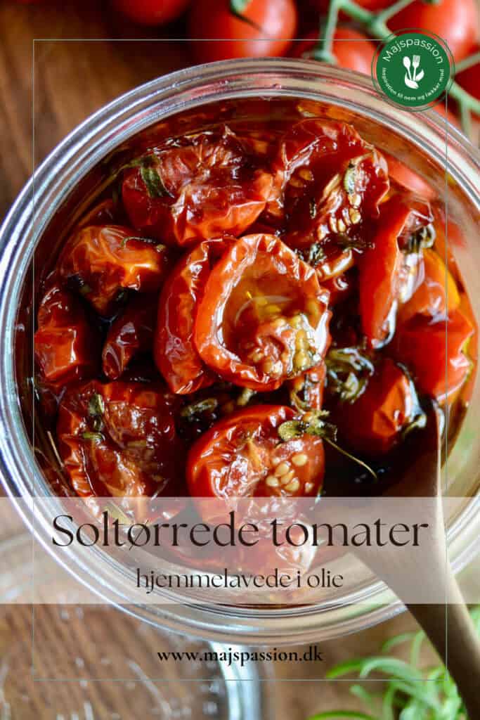 Hjemmelavede soltørrede tomater - langtidsbagte i ovn.