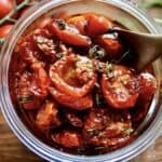 Hjemmelavede soltørrede tomater - langtidsbagte i ovn.