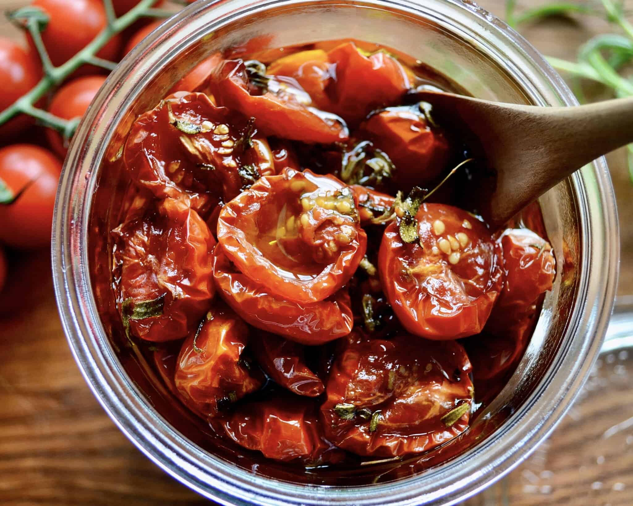 Hjemmelavede soltørrede tomater - langtidsbagte i ovn.