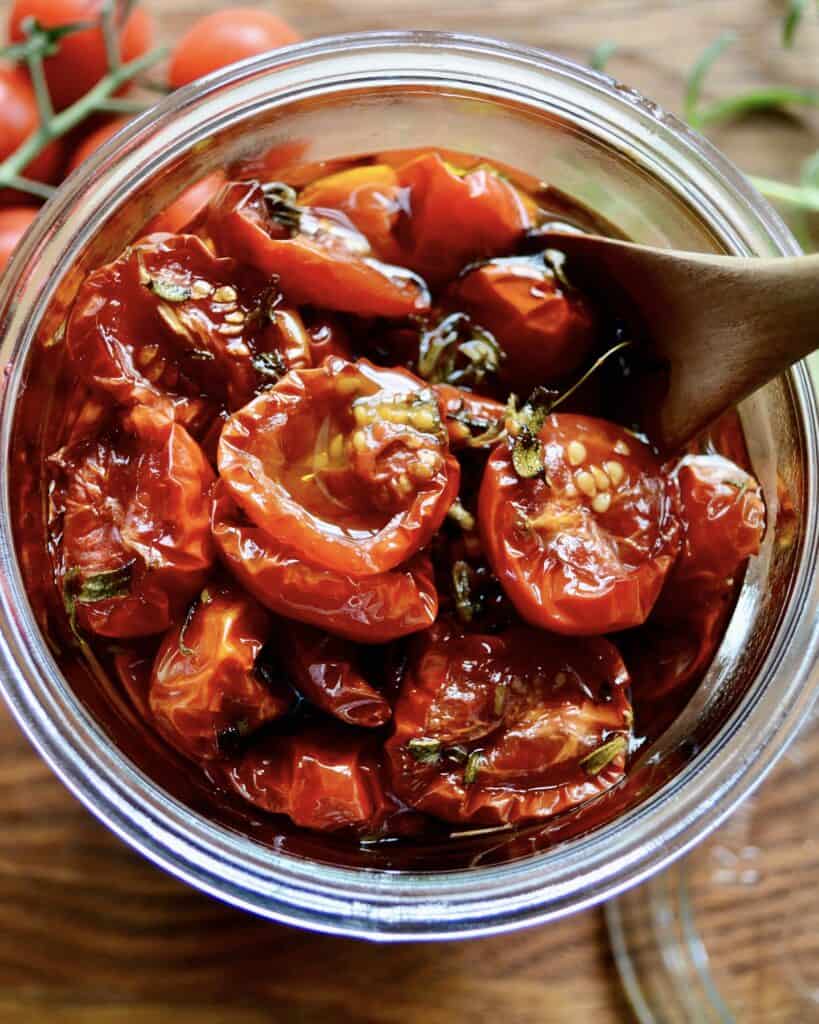 Hjemmelavede soltørrede tomater - langtidsbagte i ovn.