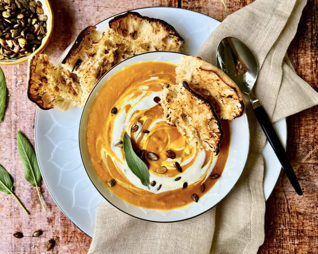 Hjemmelavet suppe med hokkaido græskar