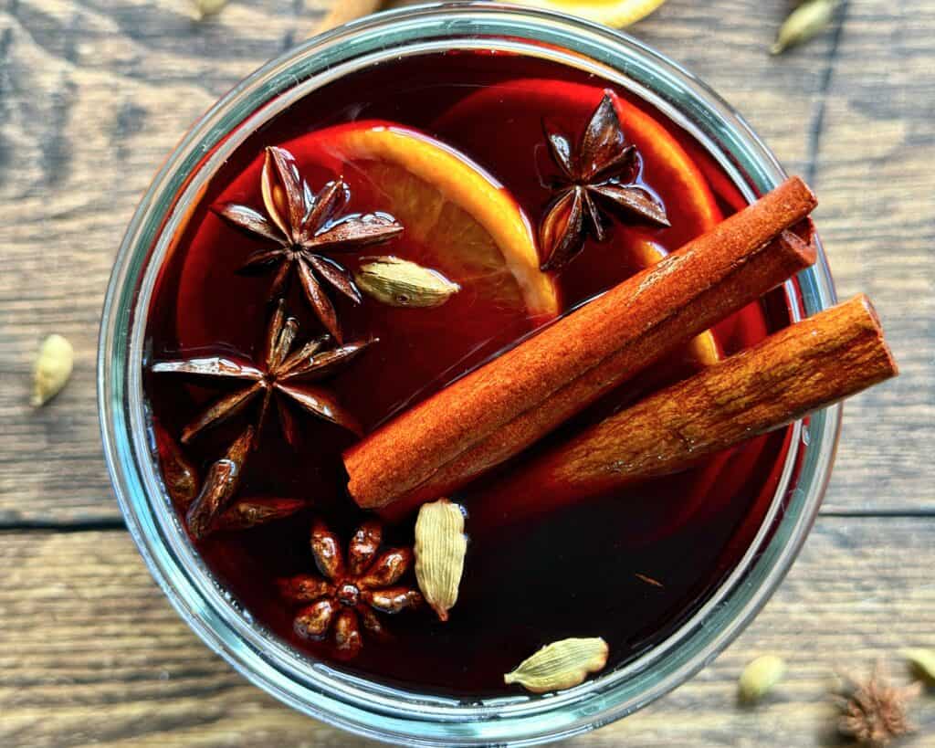 Hjemmelavet gløggekstrakt med appelsin og julens krydderier.