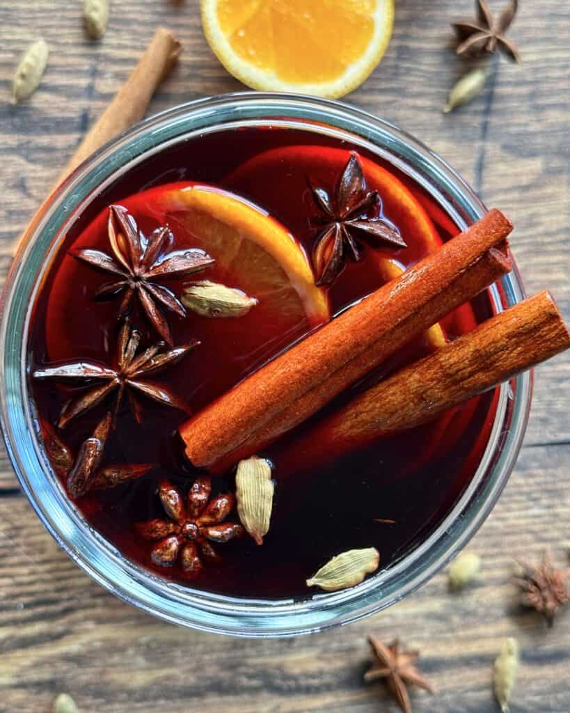 Hjemmelavet gløggessens med appelsin og julens krydderier.