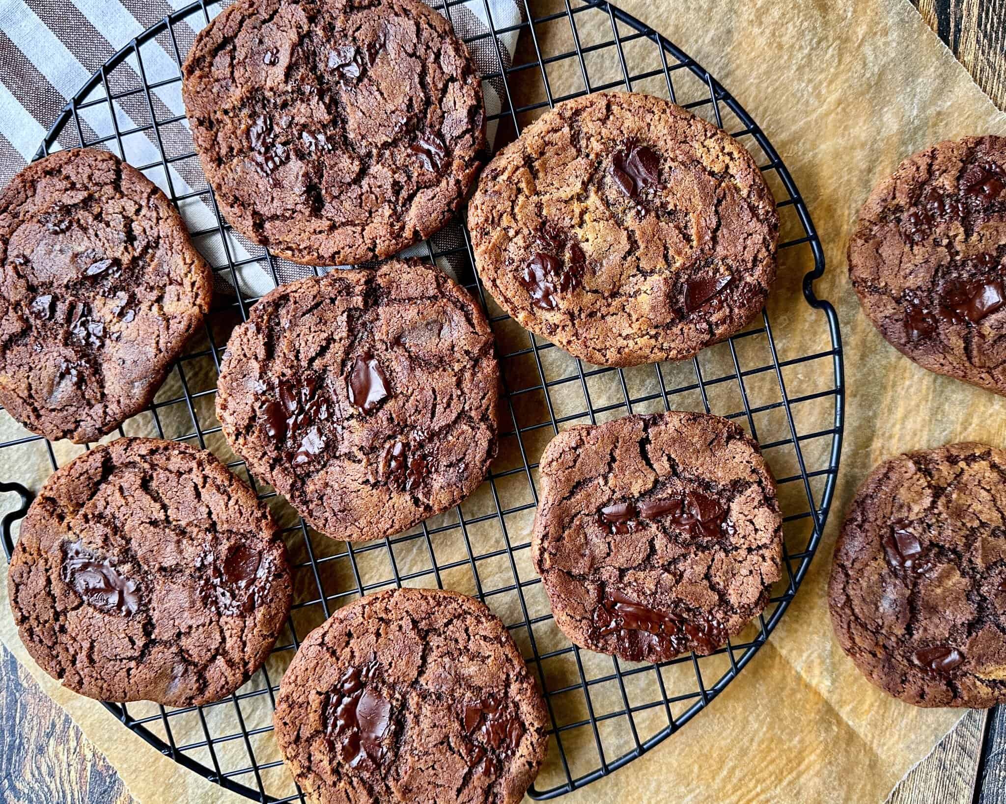 Cookies - hjemmelavede chokolate chip cookies med cacao og grofthakket chokolade.