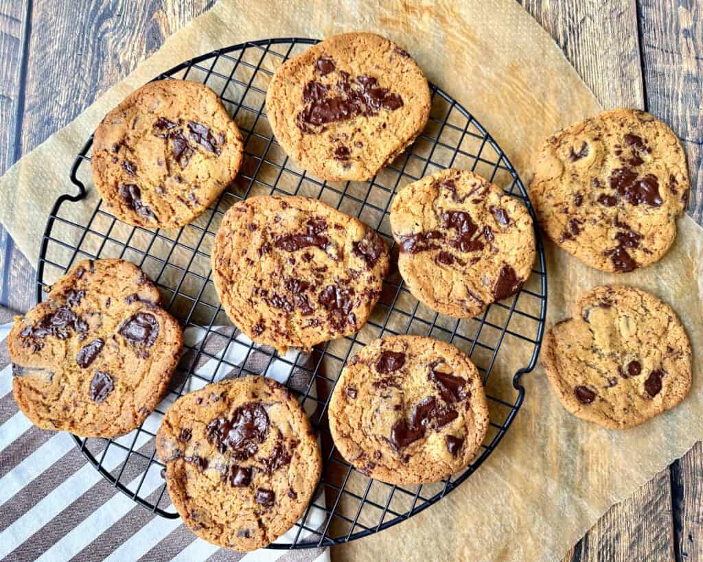 Cookies - hjemmelavede chokolate chip cookies med grofthakket chokolade.