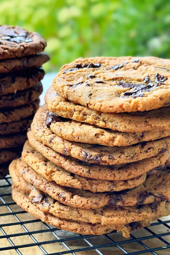 Cookies - hjemmelavede chokolate chip cookies med grofthakket chokolade.