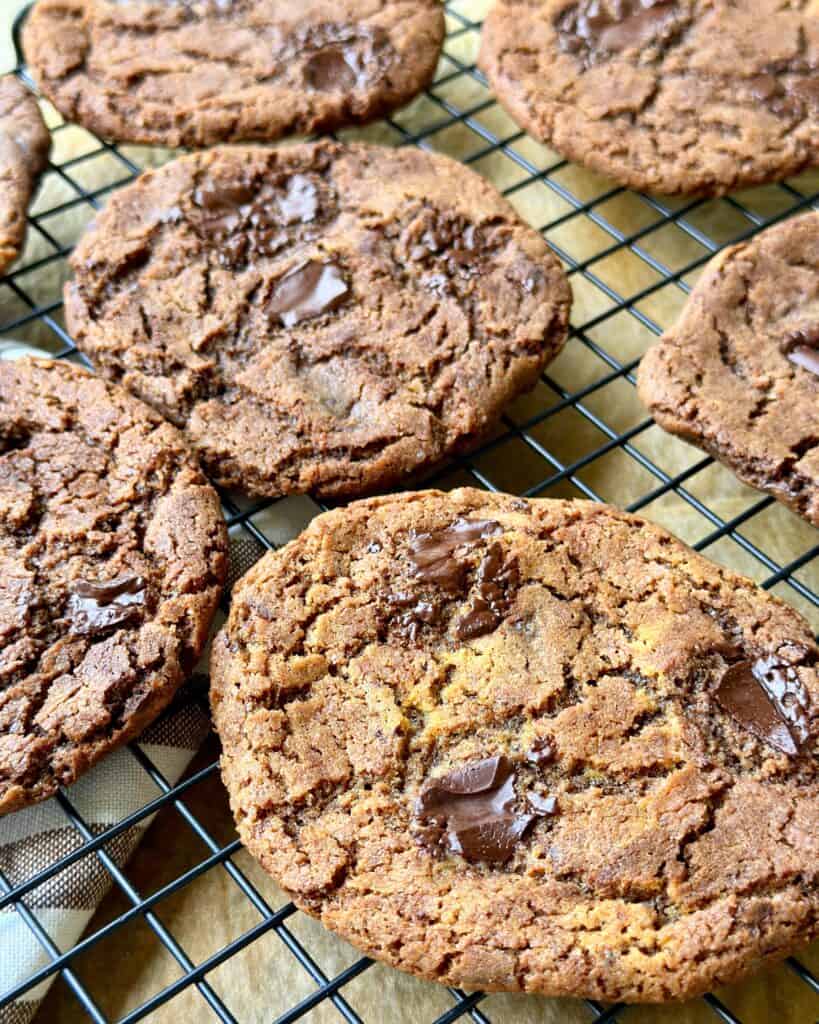 Cookies - hjemmelavede chokolate chip cookies med cacao og grofthakket chokolade.
