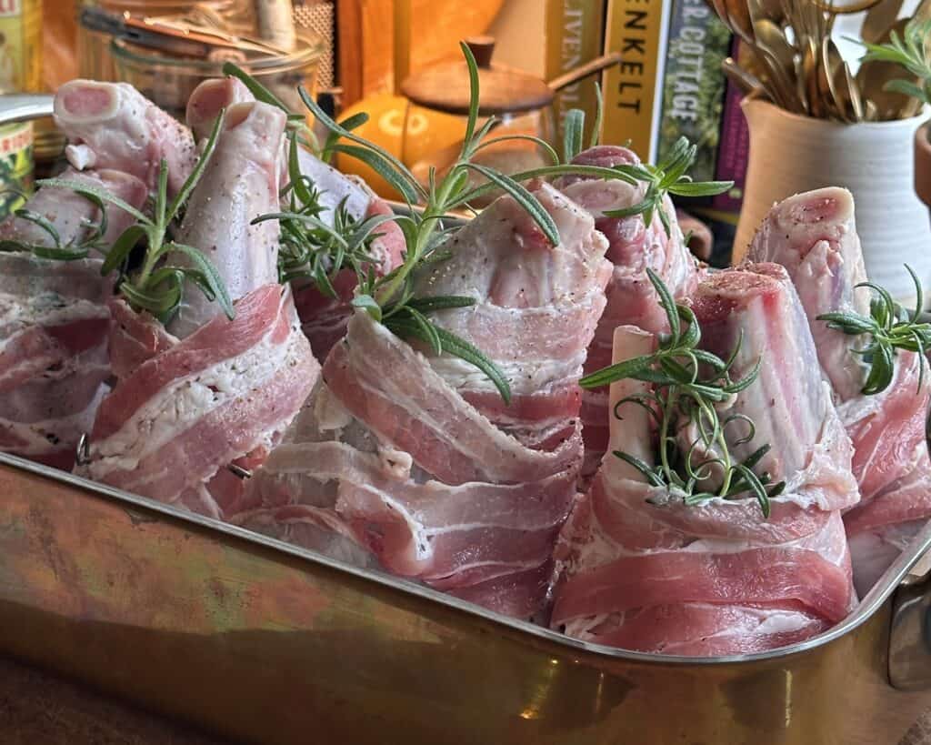 Lammeskank - braiserede lammeskank med hvidløg, rosmarin og bacon.