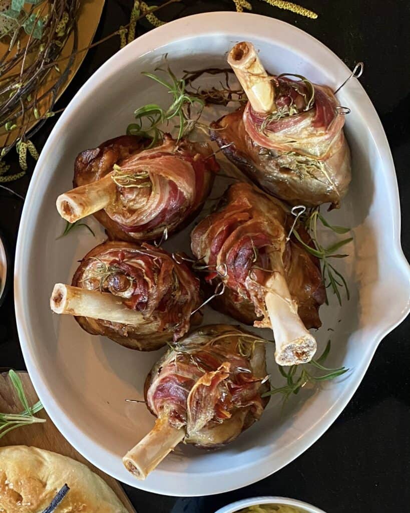 Lammeskank - braiserede lammeskank med hvidløg, rosmarin og bacon.