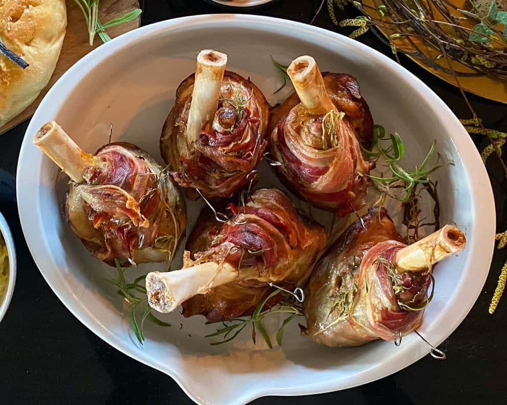 Lammeskank - braiserede lammeskank med hvidløg, rosmarin og bacon.