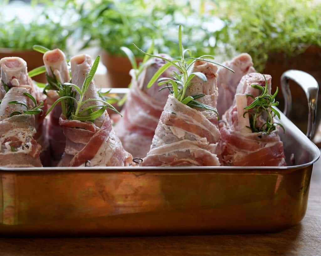 Lammeskank - braiserede lammeskank med hvidløg, rosmarin og bacon.