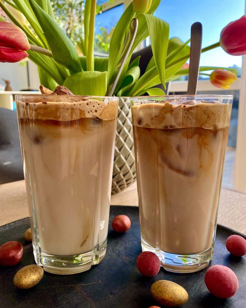 Dalgona kaffe - Hjemmelavet iskaffe med instant kaffe og cremet kaffeskum