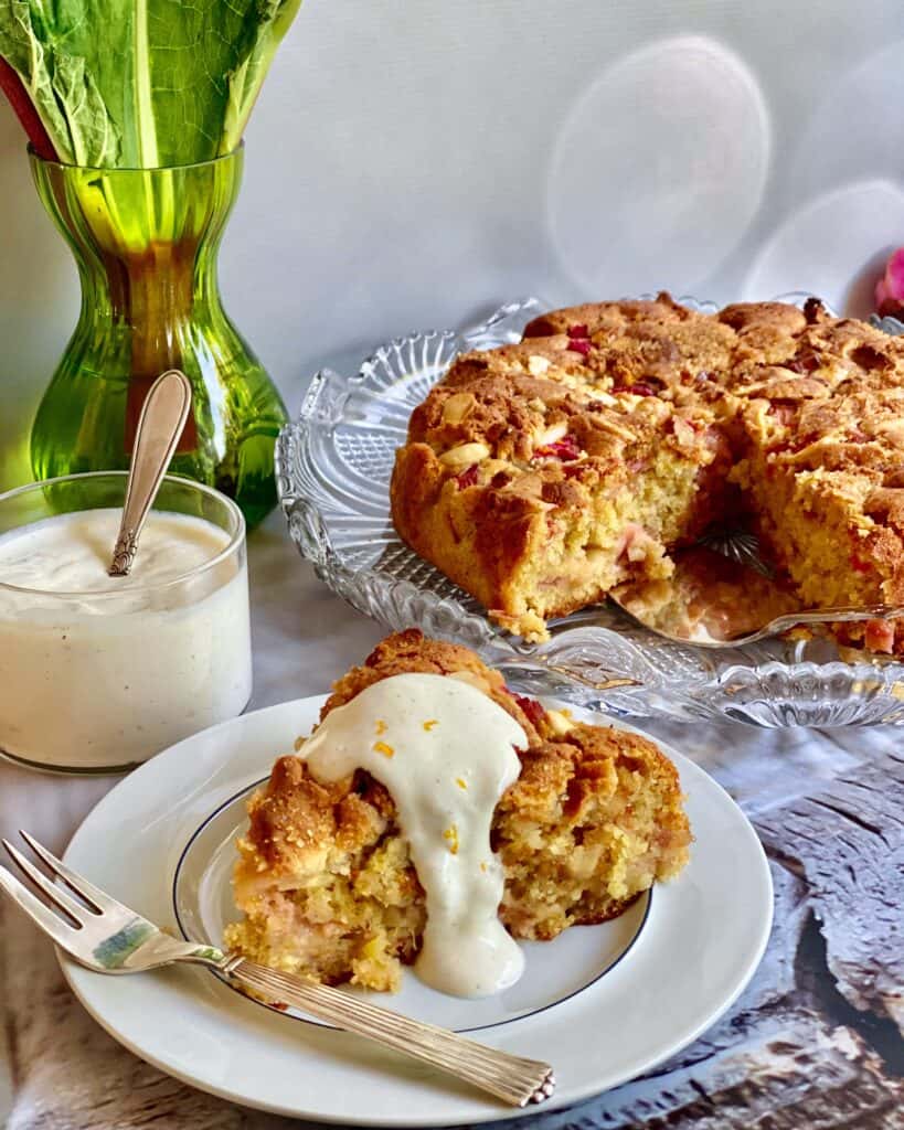 Rabarberkage - Opskrift på hjemmebagt rabarberkage med appelsin, serveret med vanilje-orangecreme.
