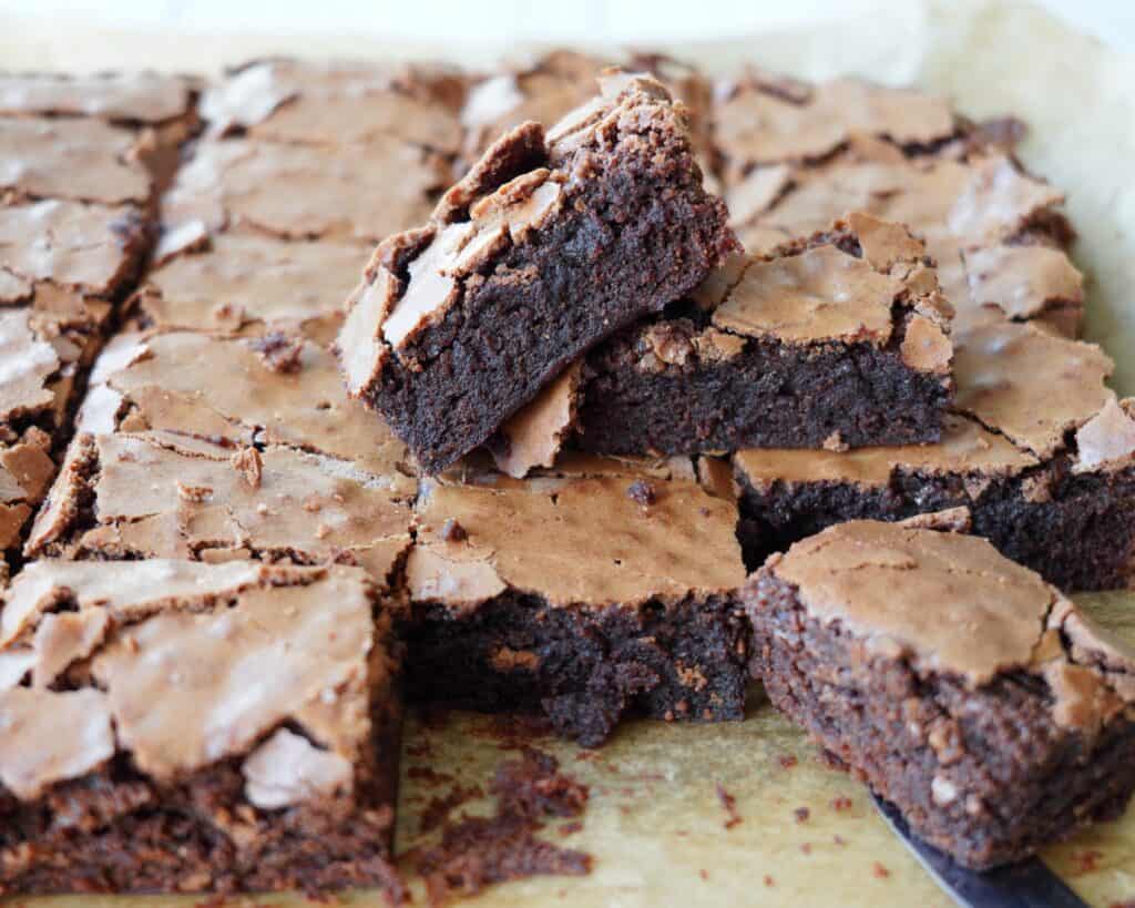 Verdens bedste Brownie - hjemmelavet brownie med mørk chokolade, kakao og med eller uden nødder.