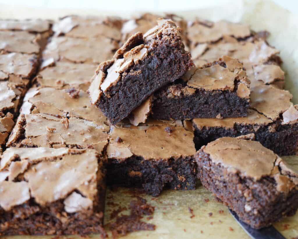 Verdens bedste Brownie - hjemmelavet brownie med mørk chokolade, kakao og med eller uden nødder.