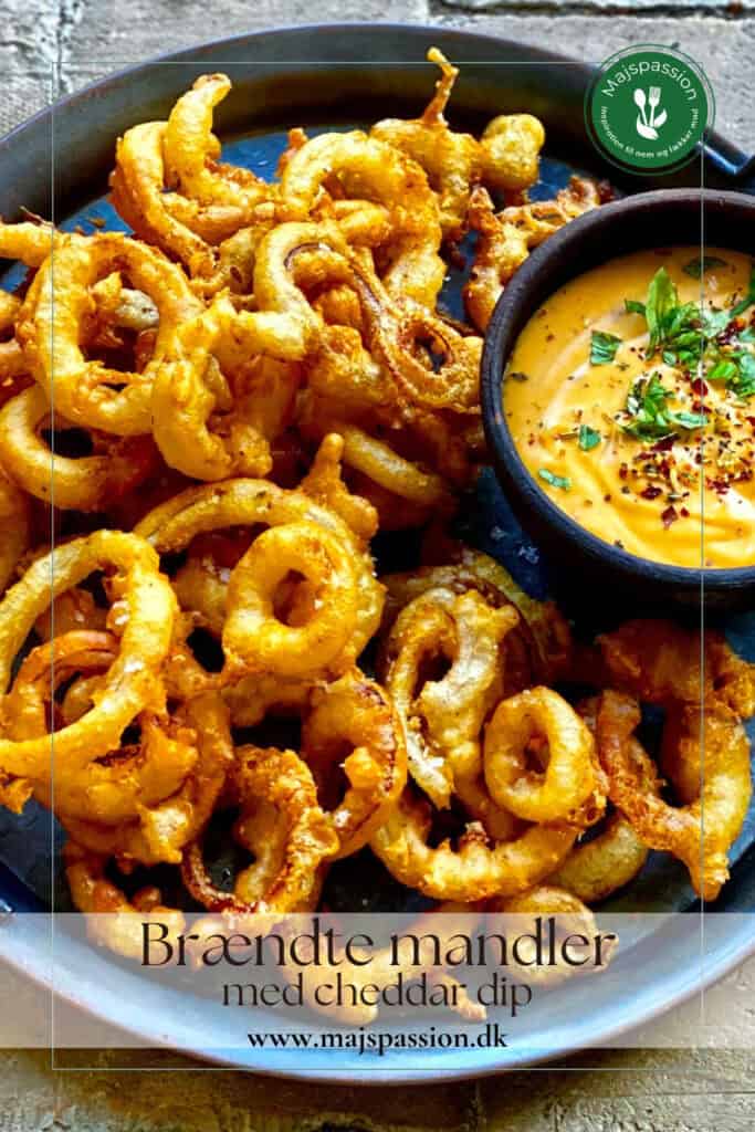 Friterede løgringe - hjemmelavede indbagte løg serveret med cheddar dip