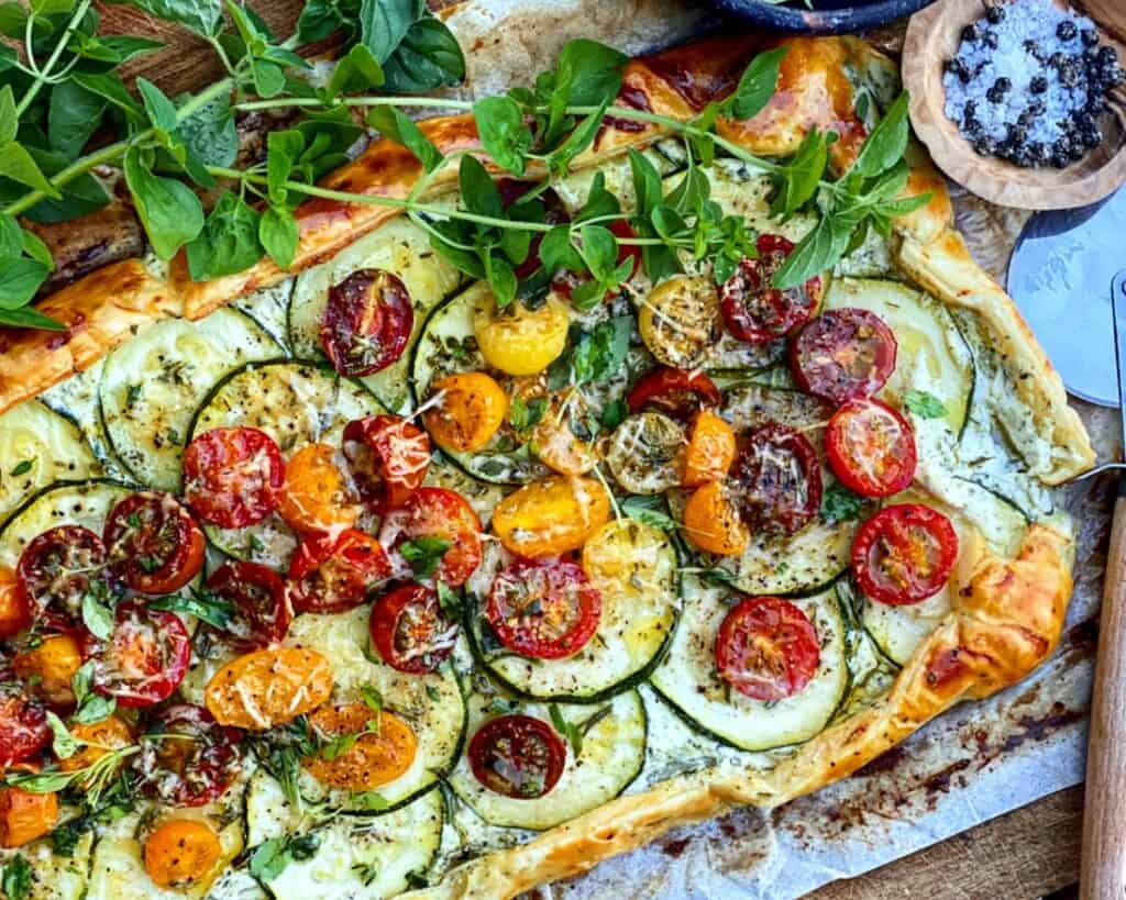 Galette - fransk butterdejstærte med squash og tomater