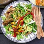 Salat med marineret kylling og grønt