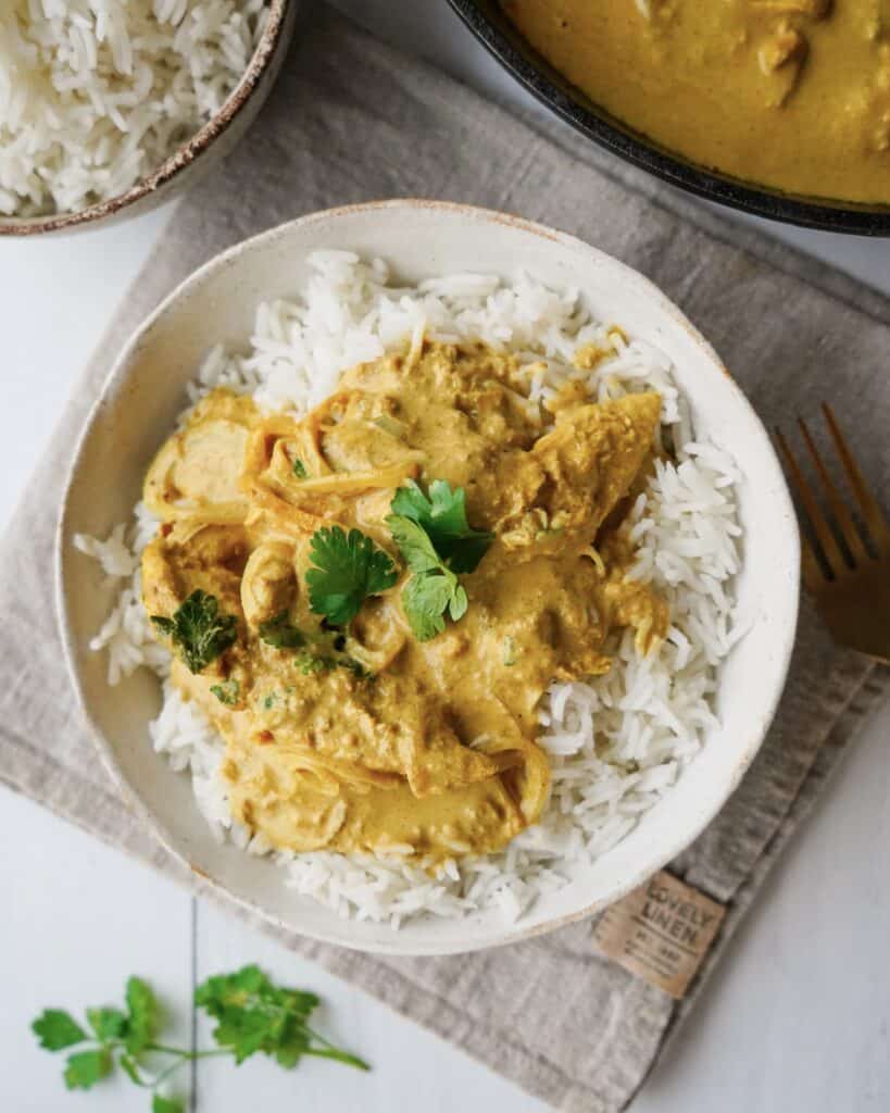 Butter chicken - hjemmelavet butter chicken serveret med ris