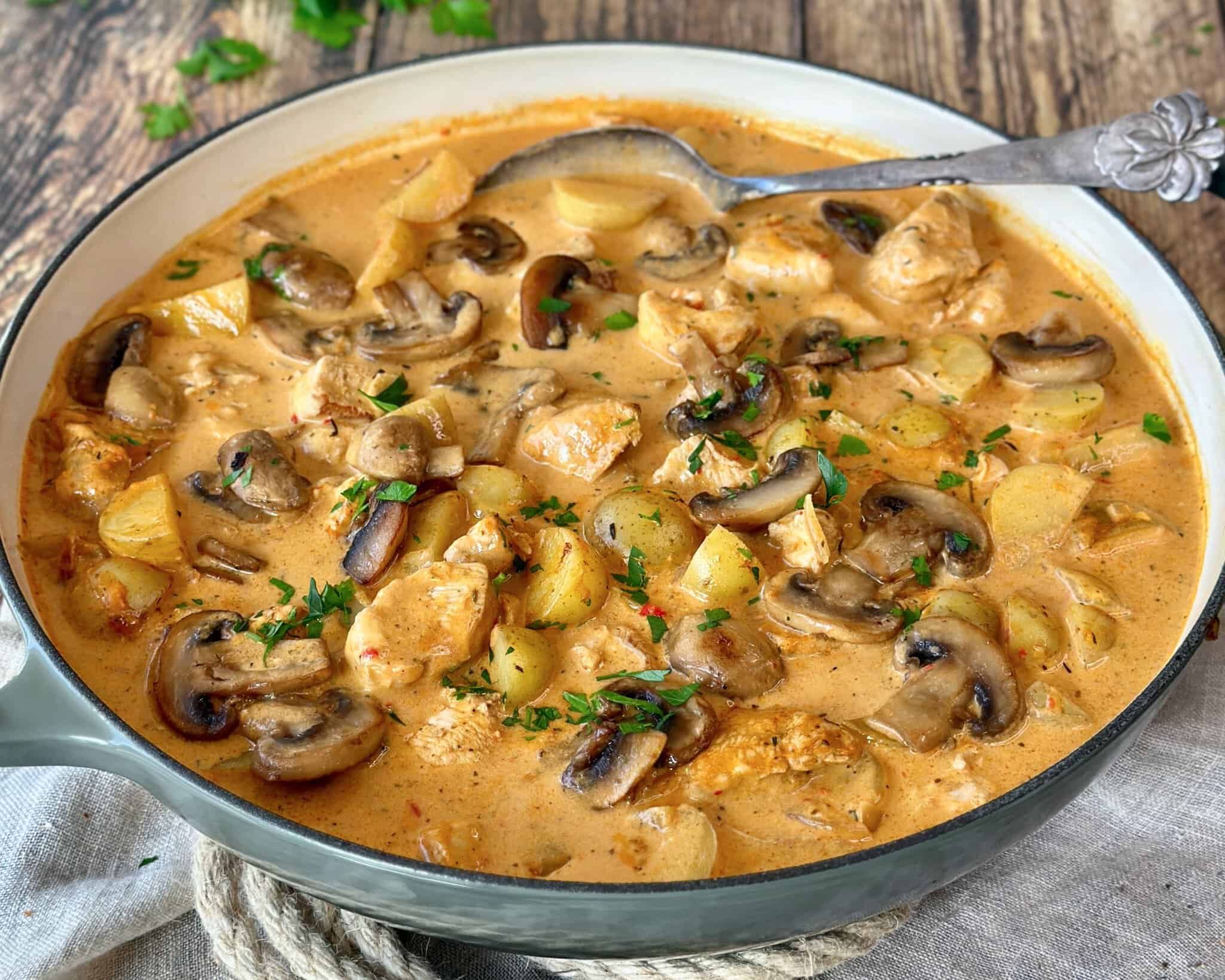 Caribisk kyllingegryde med kartofler og kokosmælk