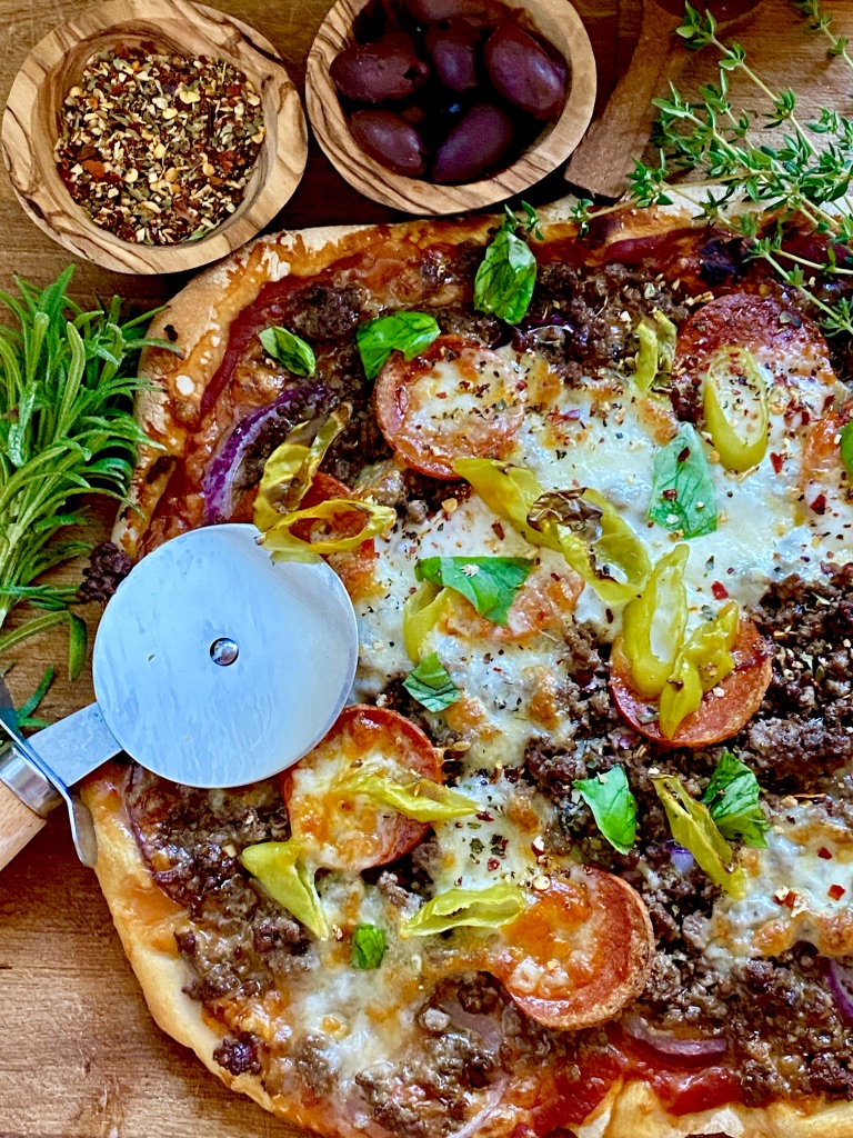 Pizza med oksekød, krydret pølse og chili - nem opskrift fra Majspassion.dk