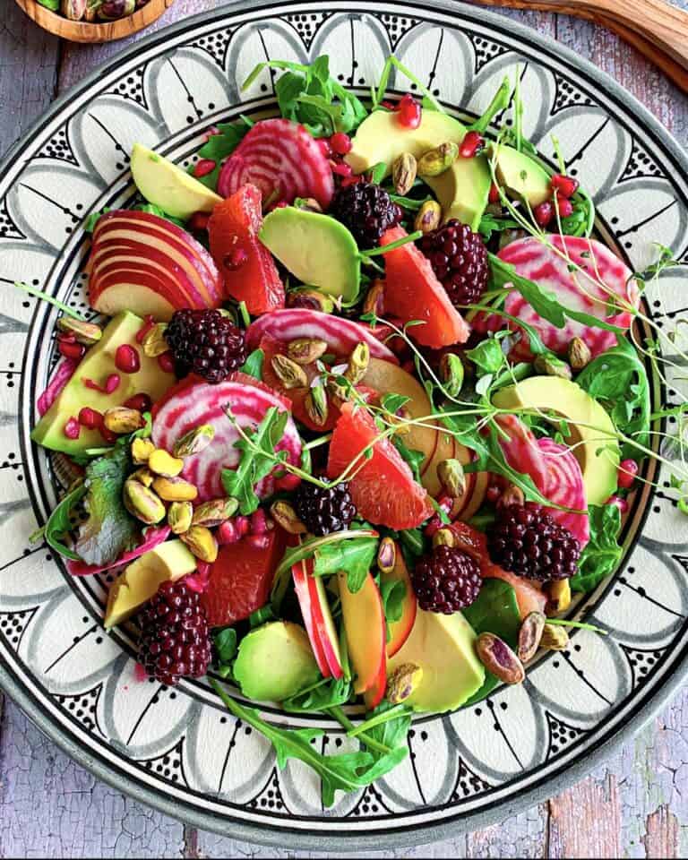 Vintersalat med avocado, æble, bær og beder.