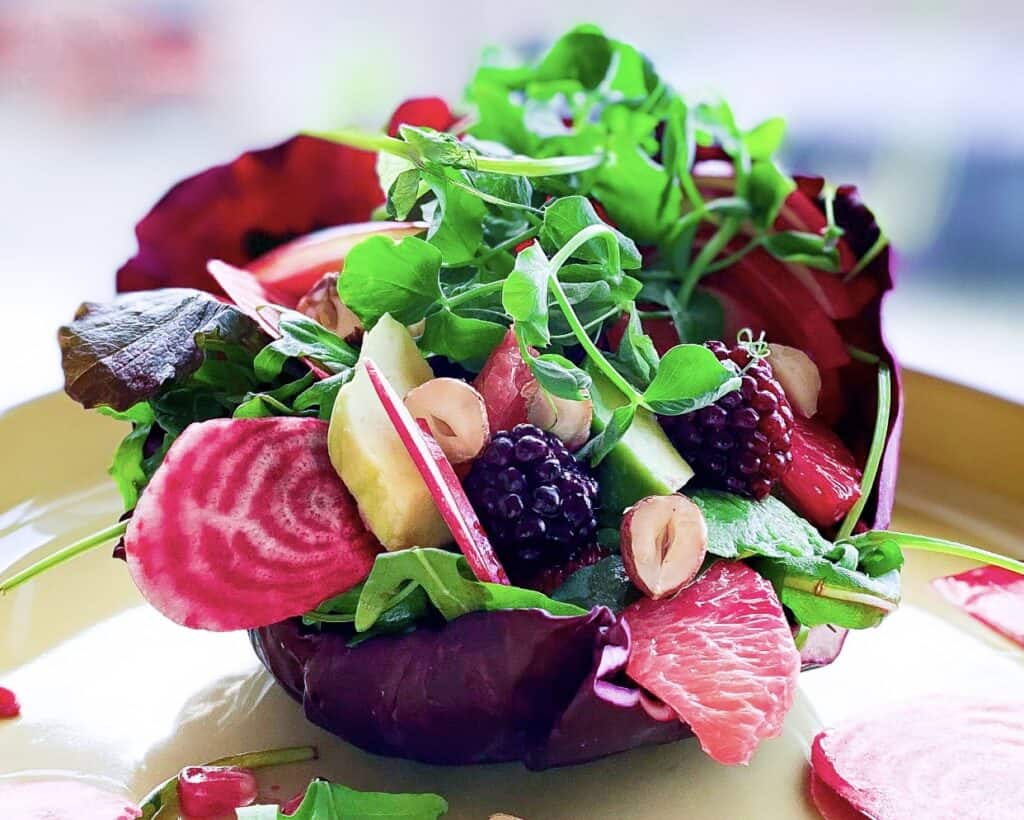 Vintersalat serveret i kålblad.