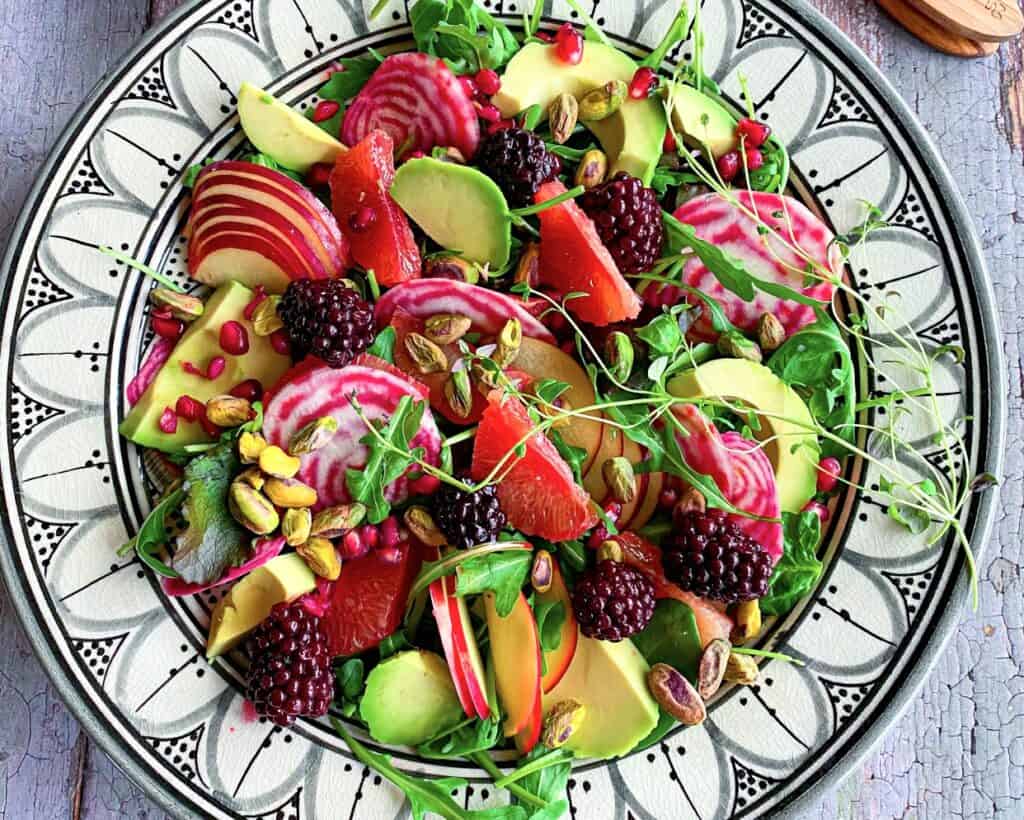 Vintersalat med avocado, æble, bær og beder.