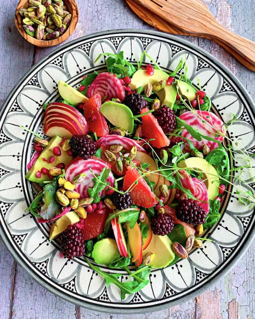 Vintersalat med avocado, æble, bær og beder.