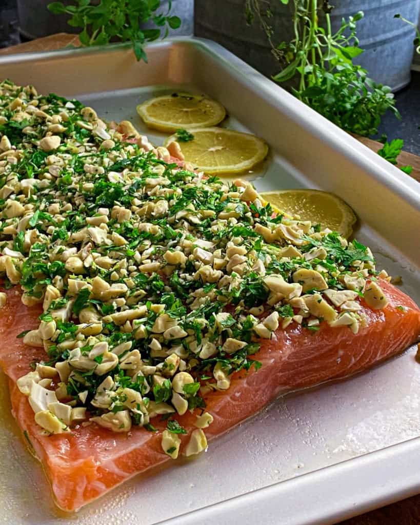 Honningbagt laks med cashewnødder og persille.