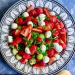Melonsalat - frisk sommersalat med vandmelon, honningmelon eller cantaloupe og friske jordbær.