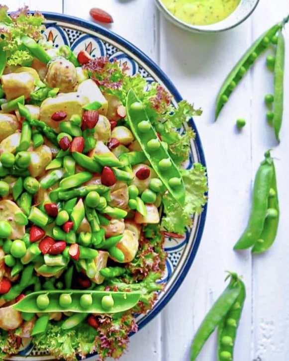 Kartoffelsalat med ærter og grønne asparges