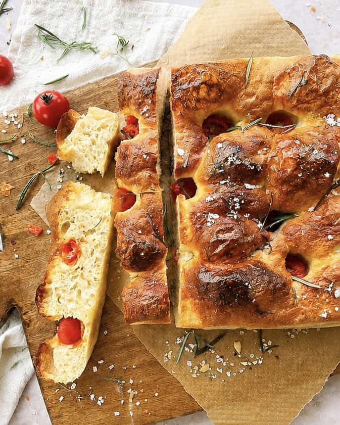 Focaccia med tomater - hjemmebagt italiensk brød med tomater.
