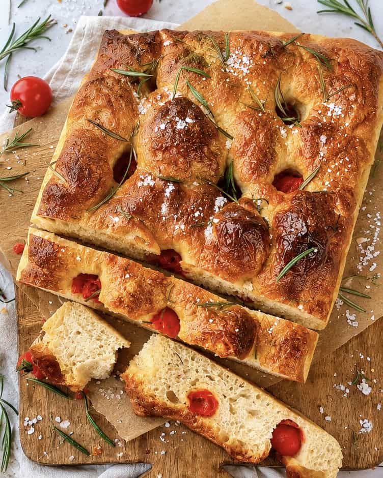 Focaccia med tomater - hjemmebagt italiensk brød med tomater.