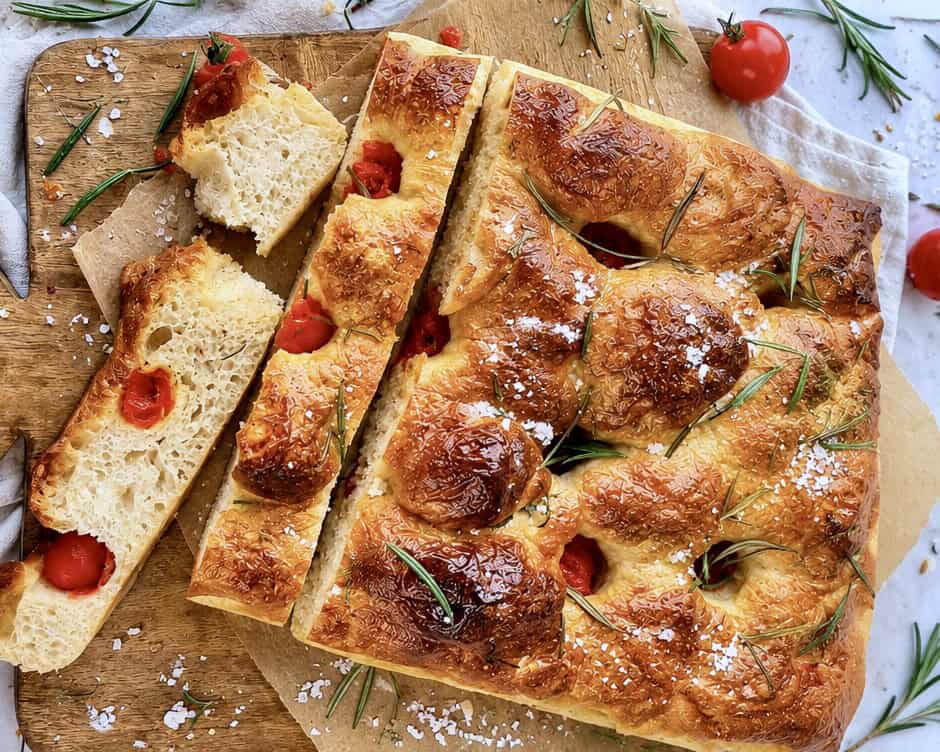 Focaccia med tomater - hjemmebagt italiensk brød med tomater.