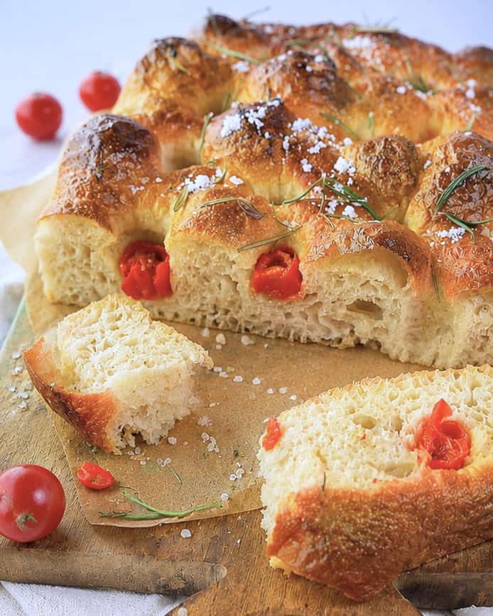 Focaccia med tomater - hjemmebagt italiensk brød med tomater.