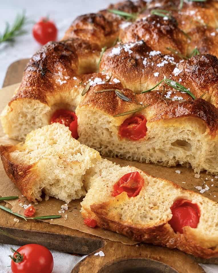 Focaccia med tomater - hjemmebagt italiensk brød med tomater.
