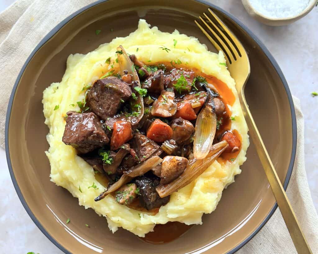 Boeuf bourguignon serveret med kartoffelmos