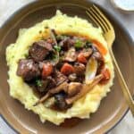 Boeuf bourguignon serveret med kartoffelmos