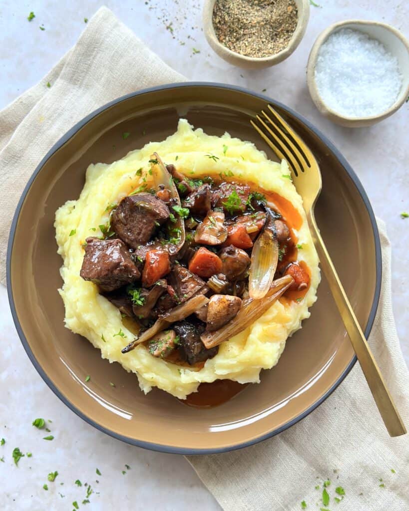 Boeuf bourguignon serveret med kartoffelmos