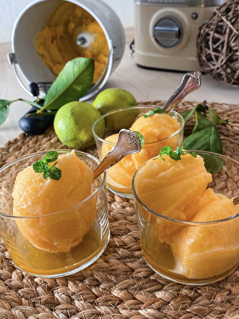 Mandarin sorbet - frisk dessert med citrusfrugt -