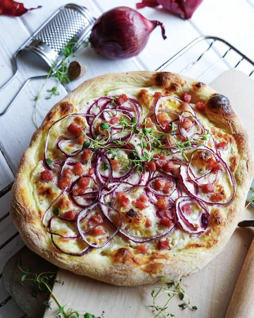 Pizza med bacon og løg