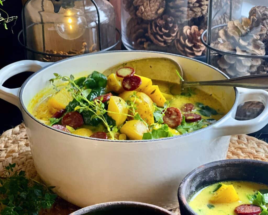 Chorizosuppe - krydret spansk suppe med chorizopølse, kartofler og grøntsager.